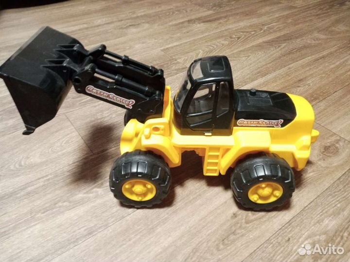 Детская игрушка трактор