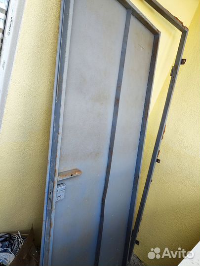 Дверь входная металлическая от застройщика