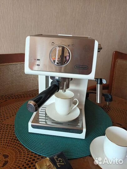 Кофеварка рожковая Delonghi ECP33.21.W