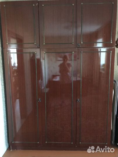 Кровать, шкаф, зеркало