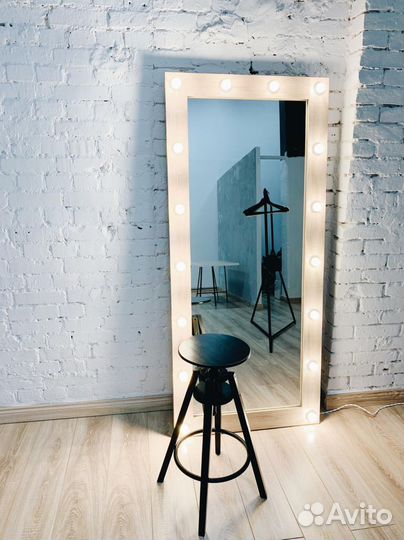 Гримерное зеркало с лампами
