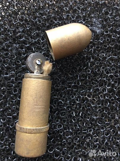 Старинные зажигалки и пепельница