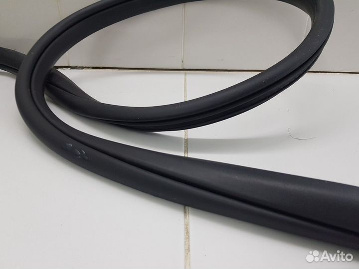 Уплотнитель проема задней правой двери