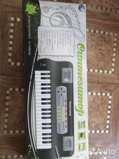 Синтезатор с микрофоном и шнуром в комлекте