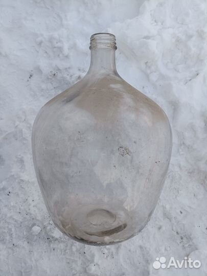 Стеклянная бутыль объемом 50 л. в корзине