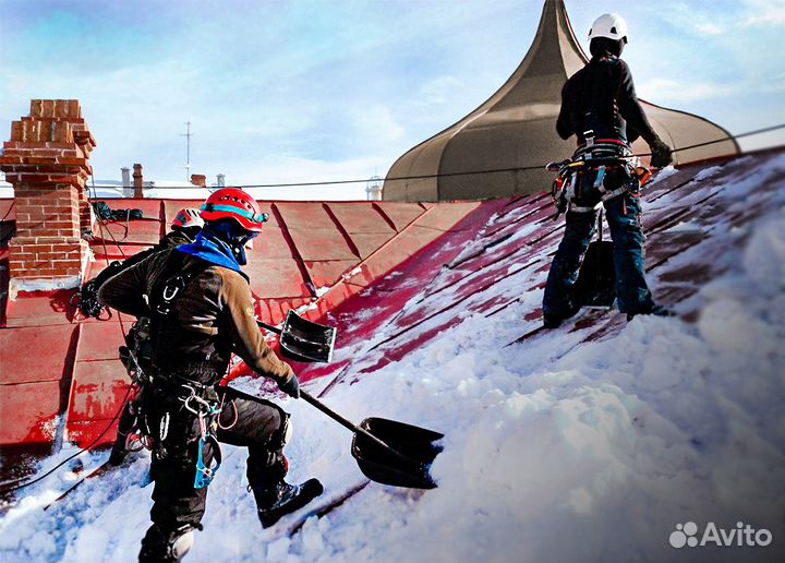Уборка снега с кровли альпинистами в Екатеринбурге