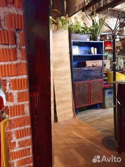 Большое зеркало в раме из массива