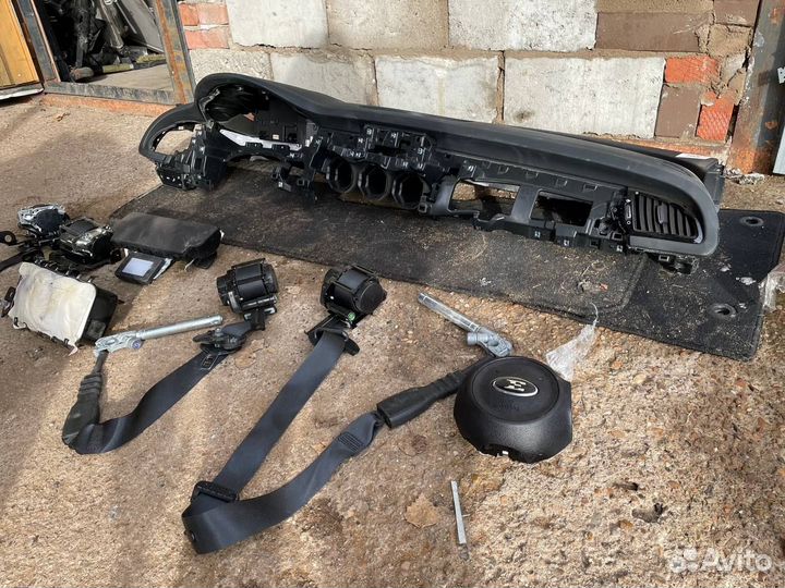 Торпедо с подушкой Киа Стингер