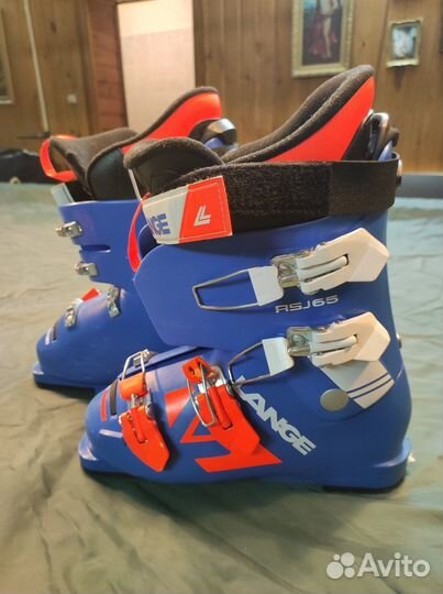 Горные лыжи, палки, ботинки и шлем