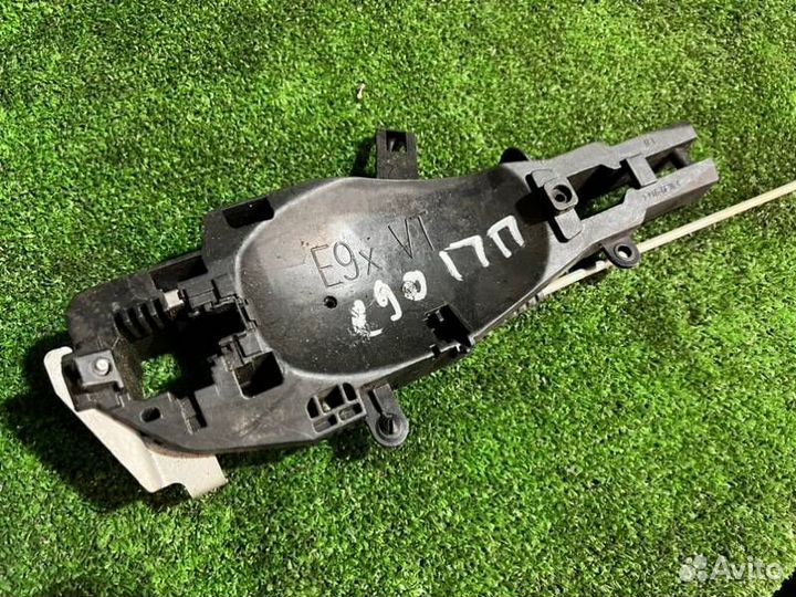 Кронштейн ручки передний правый Bmw E90