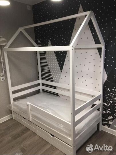 Детская кровать домик из березы