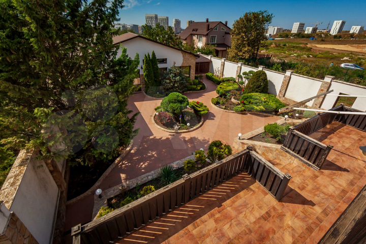 Дом 458 м² на участке 7,7 сот.