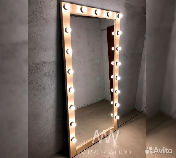 Гримерное зеркало с лампочками