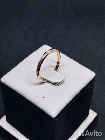 Кольцо с бриллиантом