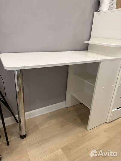 Маникюрный стол