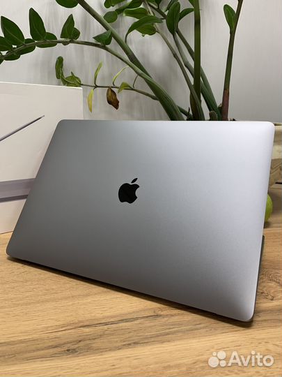 MacBook Pro 15 2018 i7 16gb 256 touchbar