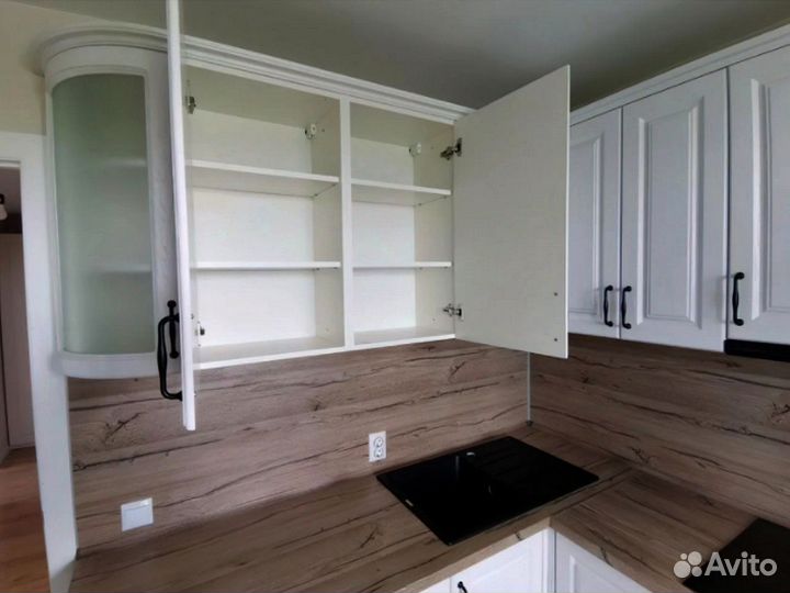 Кухня угловая,белая на заказ
