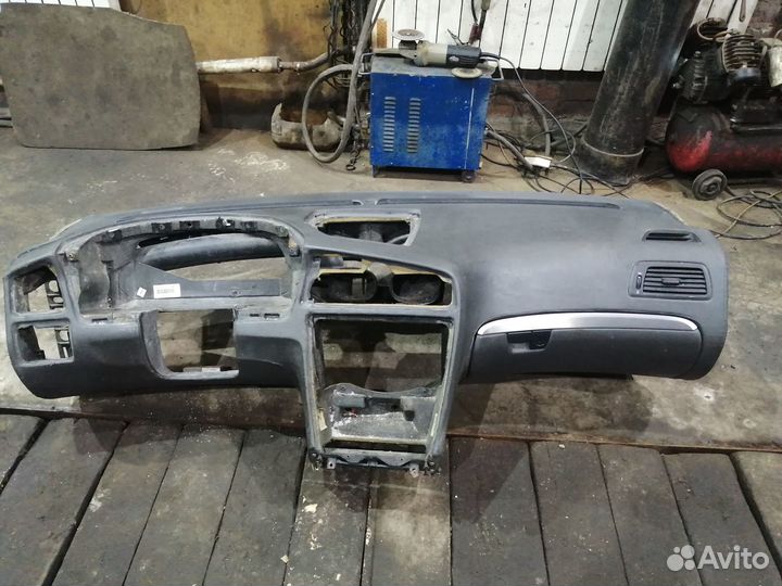 Консоль Volvo S60