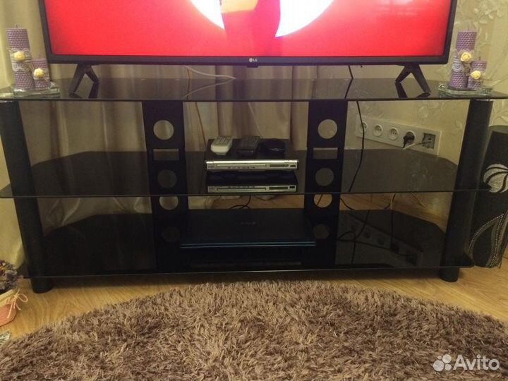 Стеклянная тумба под тв