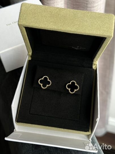 Золотые серьги van cleef в желтом золоте с ониксом