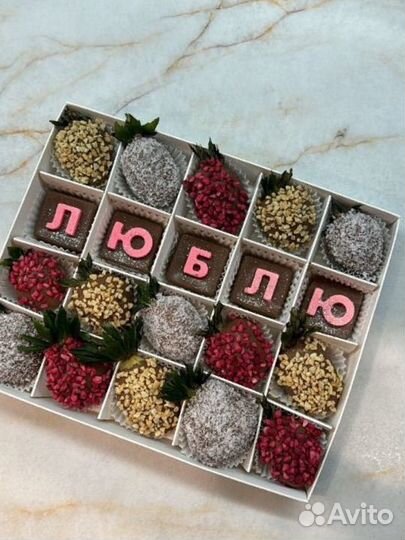 Клубника в шоколаде с цветами