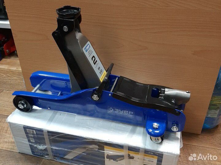 Домкрат низкоподкатной 