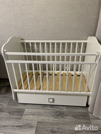 Детская кроватка с маятником
