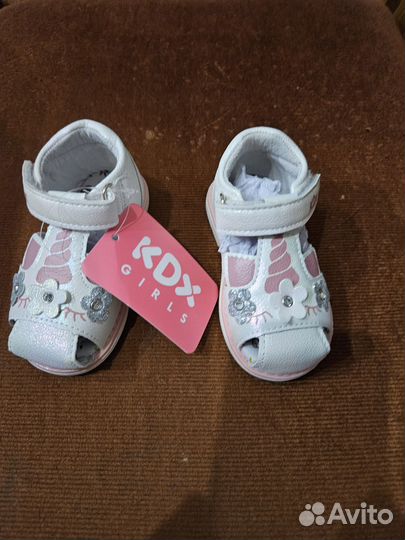 Сандалии для девочки 20 размер новые
