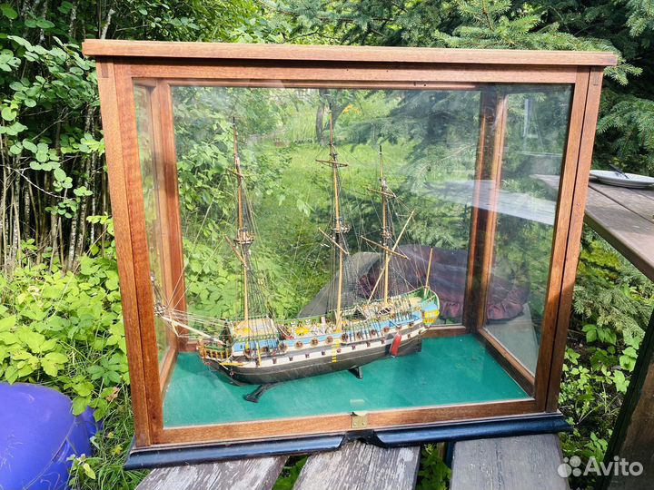 Модель корабля парусник в витрине