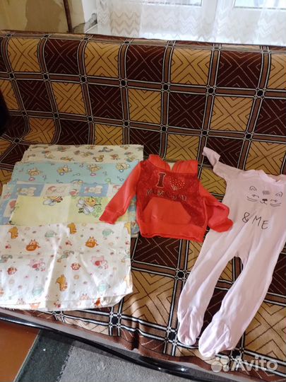 Конверт на выписку и одежда для новорождённой