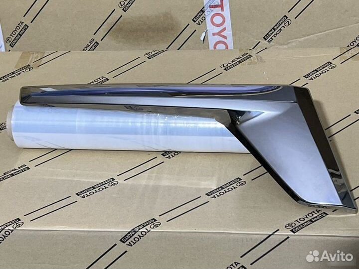 Хром фары правый Toyota Land Cruiser 200