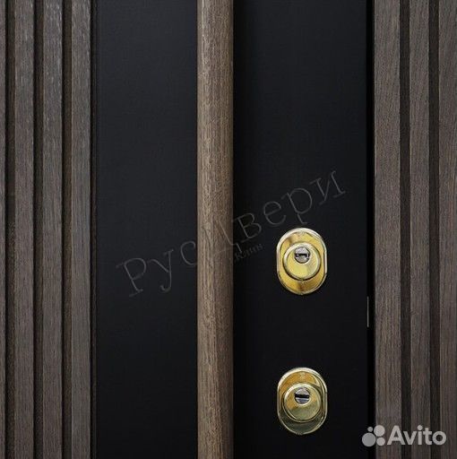 Двустворчатая металлическая входная дверь в дом