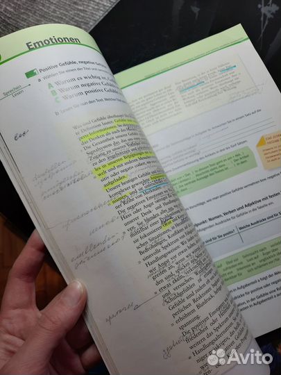 Учебники немецкий В2 Mittelpunkt и EM Hueber синие