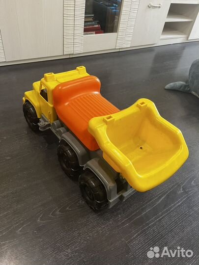 Грузовик машинка кататься