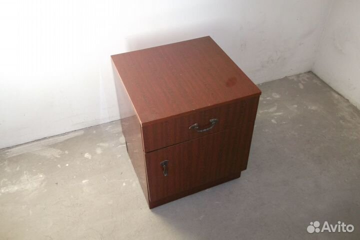 Тумба прикроватная, полированная