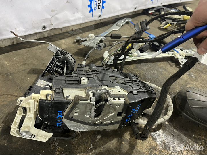 Стекло задней левой двери mercedes w221