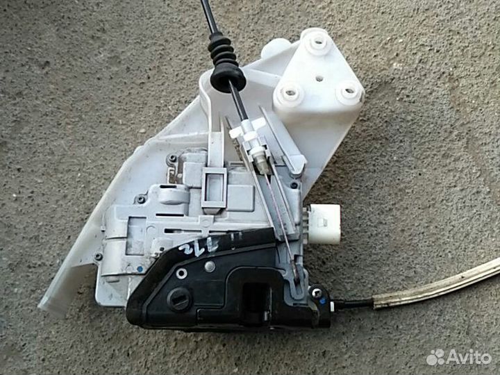 Замок задней левой двери Volkswagen Passat B7