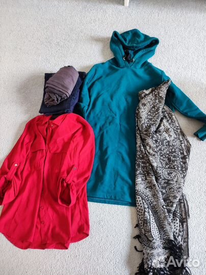 Отдам бесплатно женские вещи 42