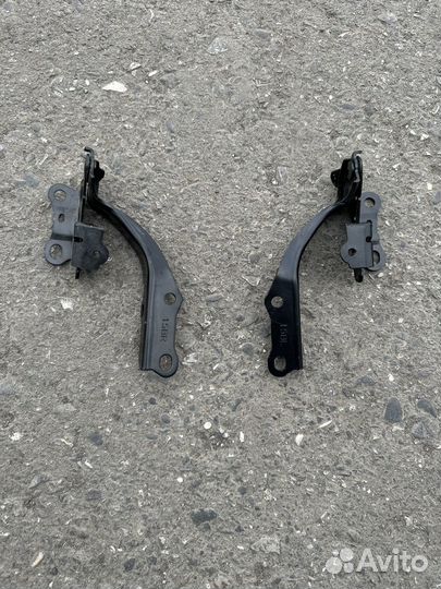 Петтли капота на Toyota Camry 70/75