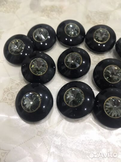 Пуговицы черные с камнем