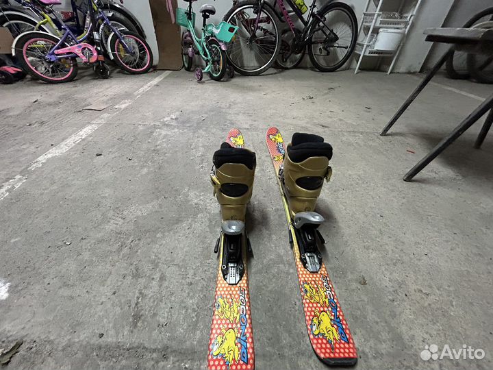 Лыжные ботинки и лыжи