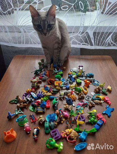 Маленькие фигурки игрушки из Киндер сюрпризов