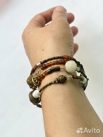 Браслет с камнями и бисером