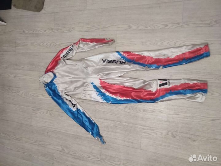 Горнолыжный спусковой комбинезон