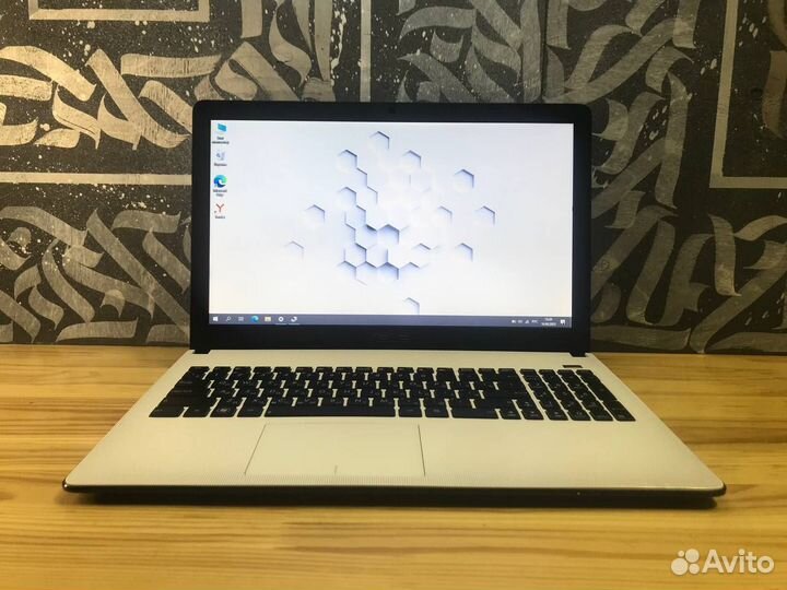 Белоснежный ноутбук Asus на SSD