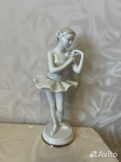 Статуэтка фарфор