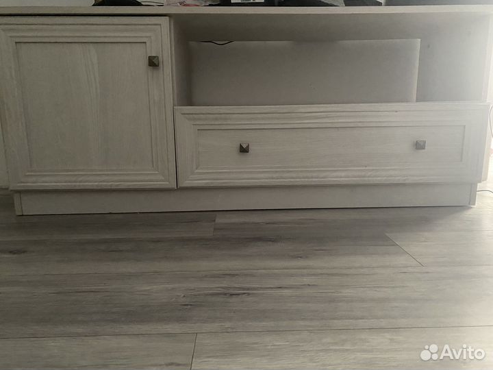 Полка под телевизор напольная