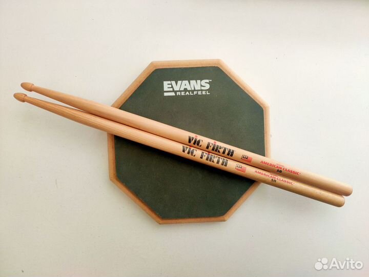 Тренировочный пэд и барабанные палочки