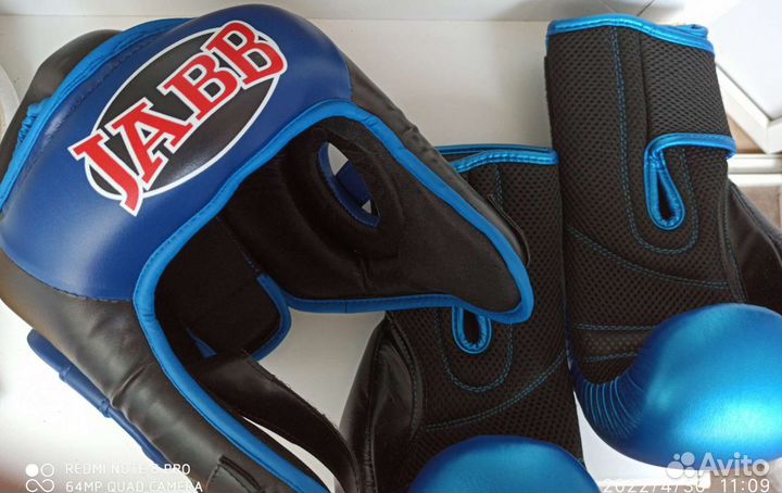 Боксерские перчатки и шлем