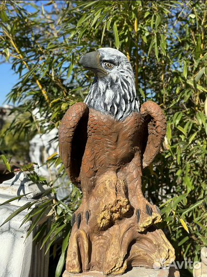 Скульптура Орел с прижатыми крыльями